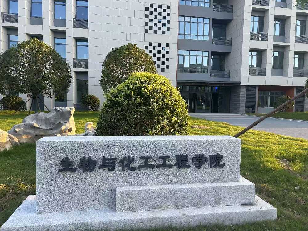 南郑区扬州职业大学体育场高杆灯项目